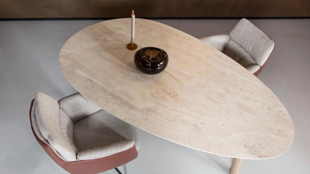 Foto: Metaform tafel in Travertin via Piet Klerkx